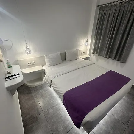 ماركاكيس استوديوز فيرا تاون ثيرا