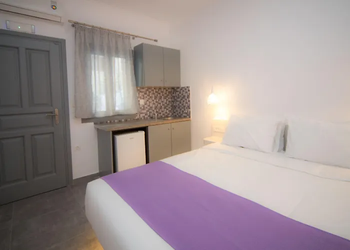 ماركاكيس استوديوز فيرا تاون 4*