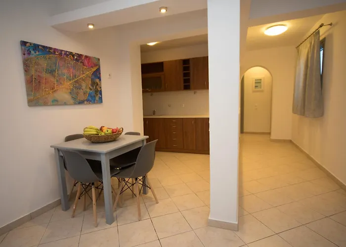 ماركاكيس استوديوز فيرا تاون ثيرا