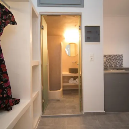 ماركاكيس استوديوز فيرا تاون ثيرا