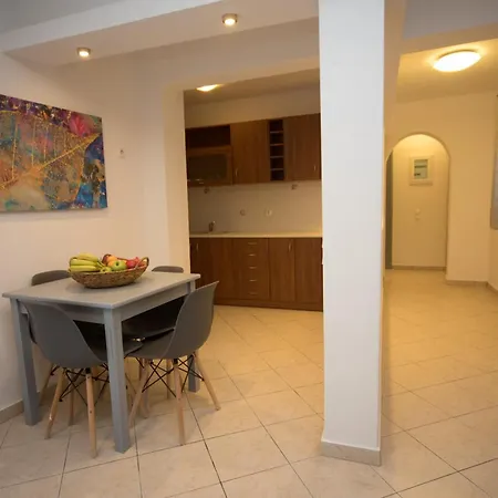 ماركاكيس استوديوز فيرا تاون ثيرا