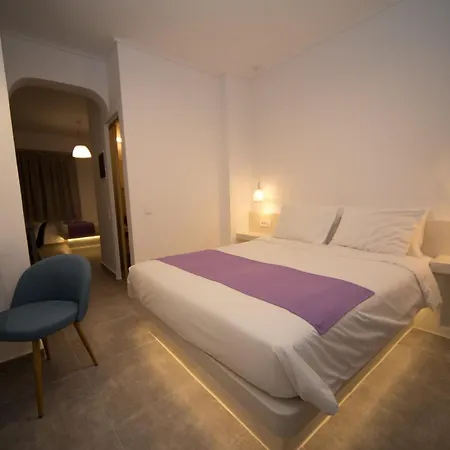 ماركاكيس استوديوز فيرا تاون 4*