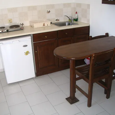 马卡提斯法拉小镇公寓酒店