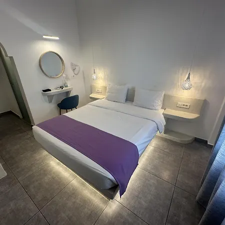 Markakis Town Fira (Santorini)